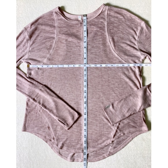 Free People Movement Lay Up Long Sleeve Top Woman’s Medium Mauve Pink Thumbholes - Picture 12 of 14